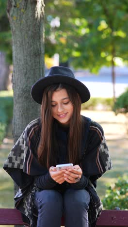 joven usando el teléfono en el parque