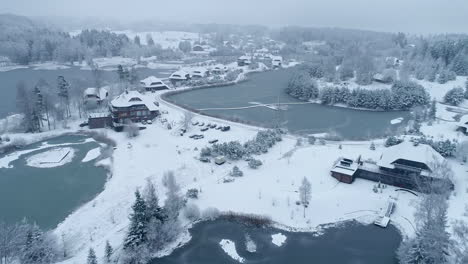 Großartige-Luftdrohnenaufnahme-Einer-Stadt,-Die-Im-Winter-Mit-Schnee-Bedeckt-Ist