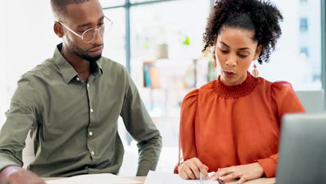 colaboración, discusión y hombre de negocios