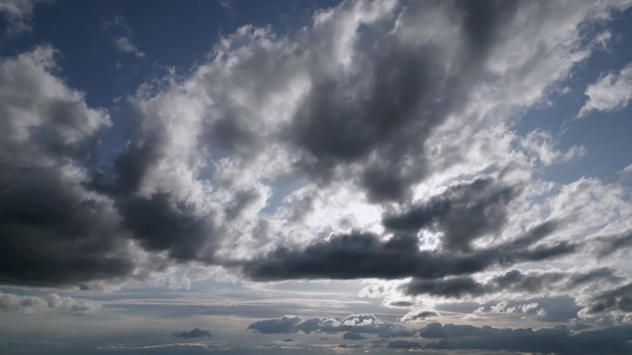 공중 왼쪽에서 오른쪽으로 찍은 하늘은 어두운 회색 구름이 태양을  ⁇ 는 안개 풍경