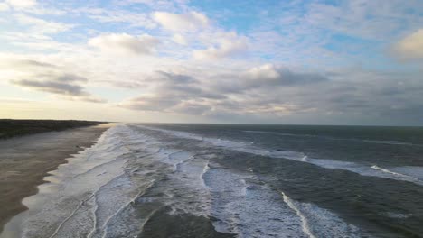 Vista-Aérea-De-Las-Olas-Y-El-Amanecer-En-El-Océano-Cerca-De-Løkken-Junto-Al-Mar-Del-Norte,-Dinamarca