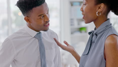 hombre de negocios y mujer hablando
