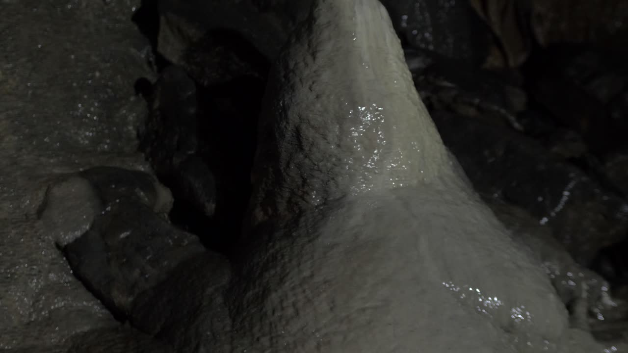gran estalagmita en una cueva de estalactitas