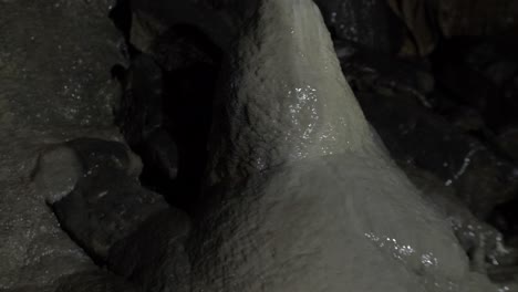 Gran-Estalagmita-En-Una-Cueva-De-Estalactitas