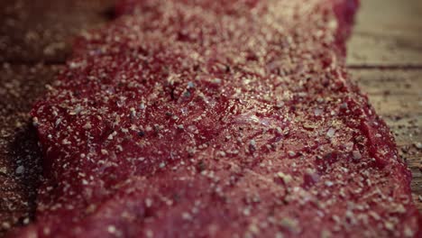 pimienta mezclada y especias en el filete de carne cruda
