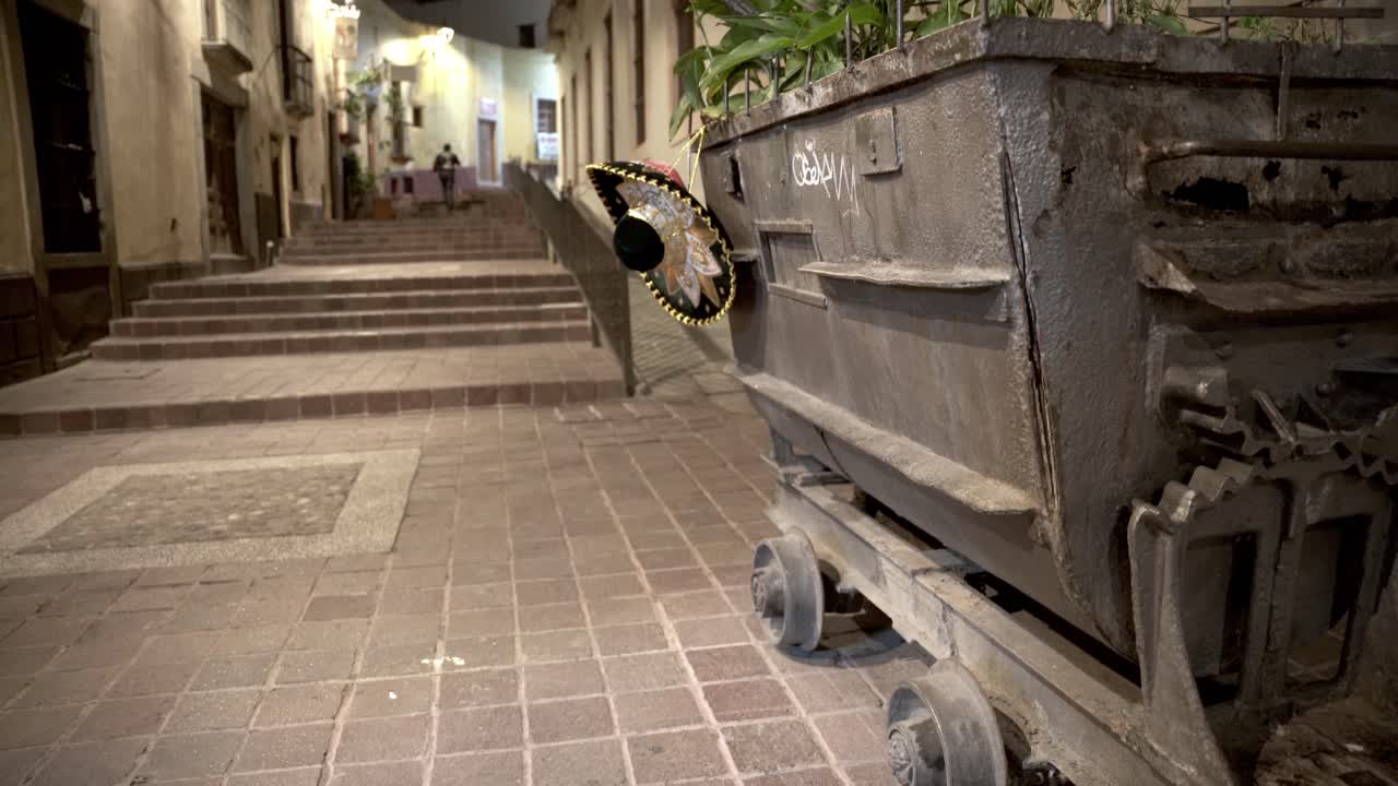 골목에서 계단을 오르는 사람