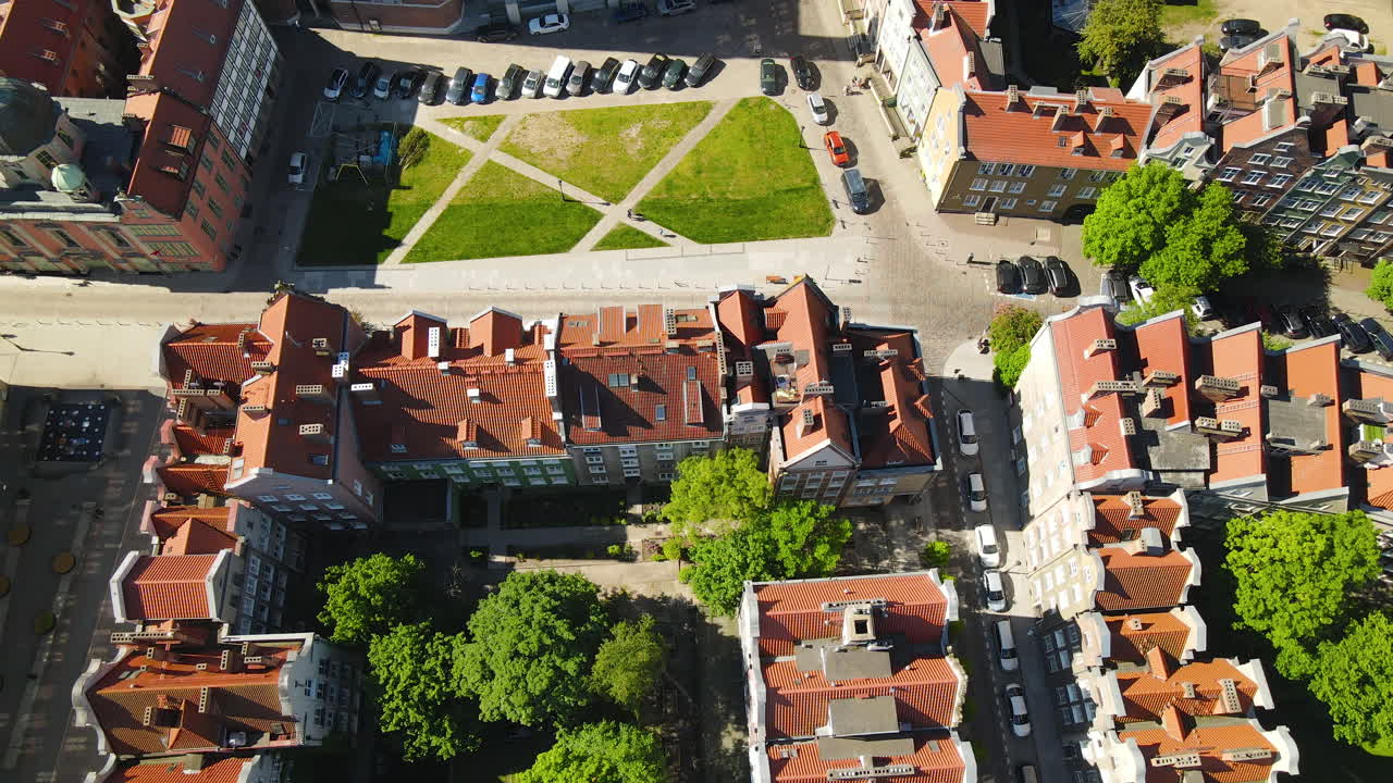 plaza de aparcamiento de la calle del casco antiguo frente a la basílica de san