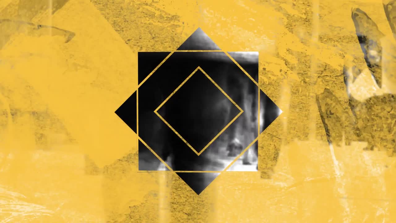 personas caminando sobre un diseño de forma cuadrada contra un fondo amarillo texturizado