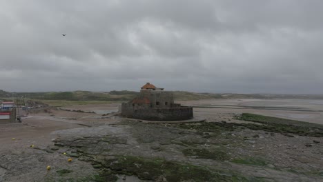 Drohnenaufnahme-Von-Fort-D&#39;Ambleteuse-Bei-Ebbe-An-Einem-Stürmischen-Tag