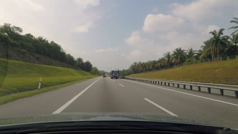 vista de cabina de conducción de automóviles en autopista en malasia