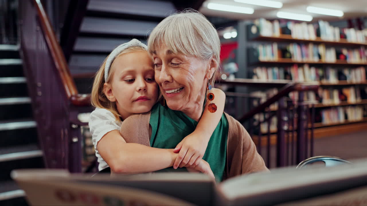 Großmutter und Enkelin lesen in der Bibliothek