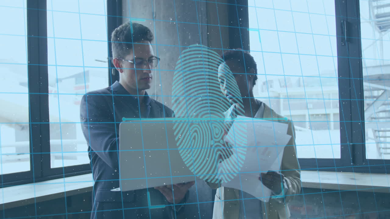 animación de huellas dactilares biométricas e iconos sobre personas de negocios que usan computadoras portátiles en la oficina
