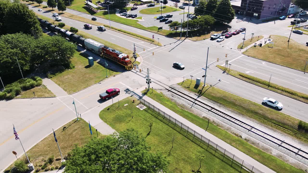 seguimiento panorámico de un tren que se abre camino a través de las vías cerca del centro de muskegon en michigan
