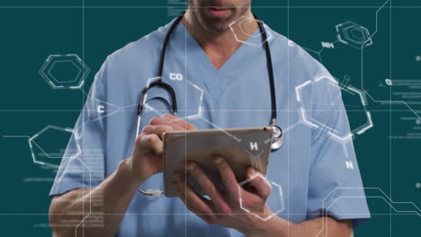 animación de procesamiento de datos y fórmula química sobre médico caucásico masculino usando tableta