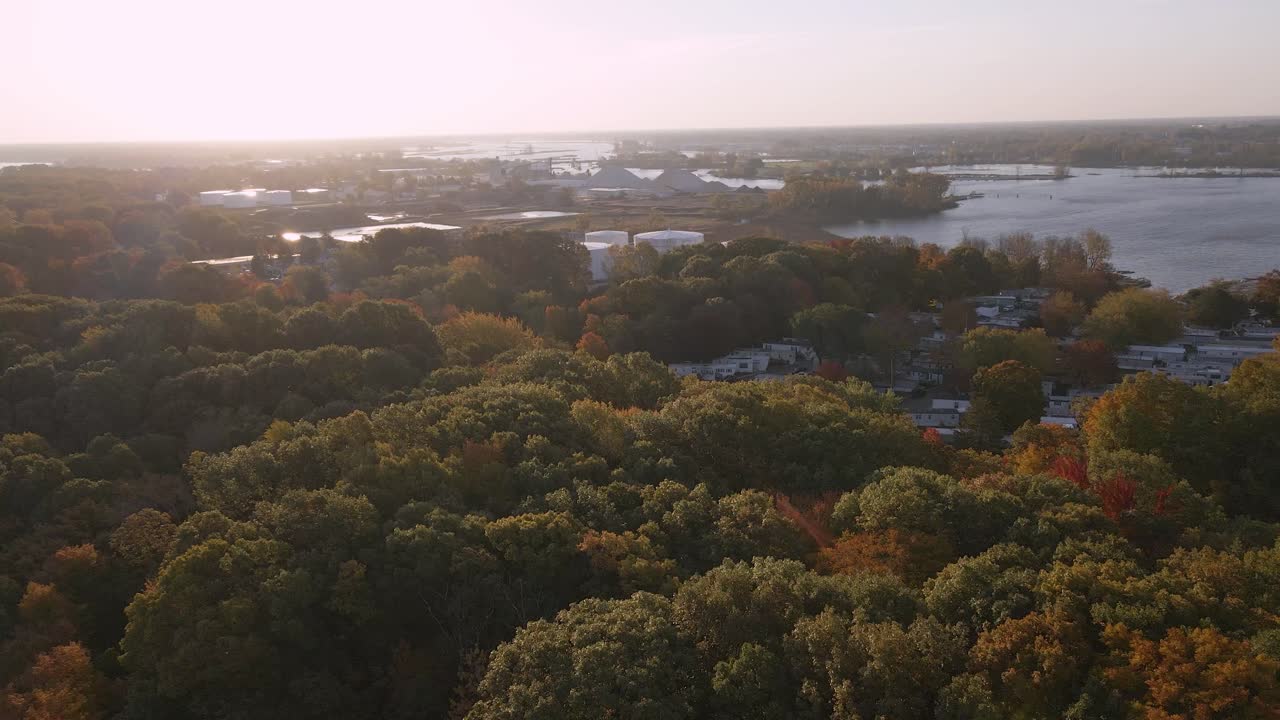 미주리 그랜드 헤이븐 근처의 여러 호수를 향한 공중 밀기