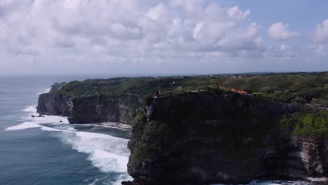 Templo-Pura-Sublime-Uluwatu-Impresionante-Ubicación-En-Lo-Alto-De-Un-Acantilado,-Península-Colina