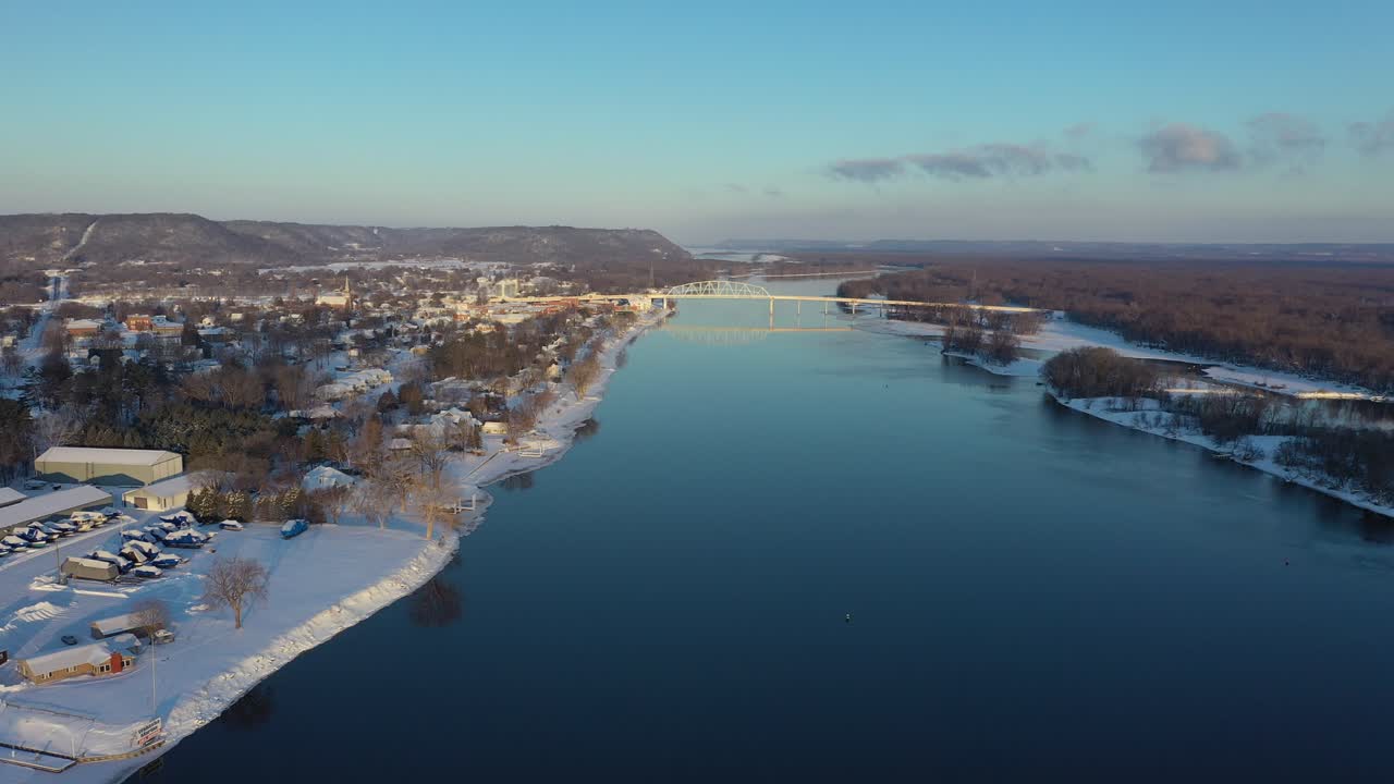 escena del río de invierno con el puente y la ciudad