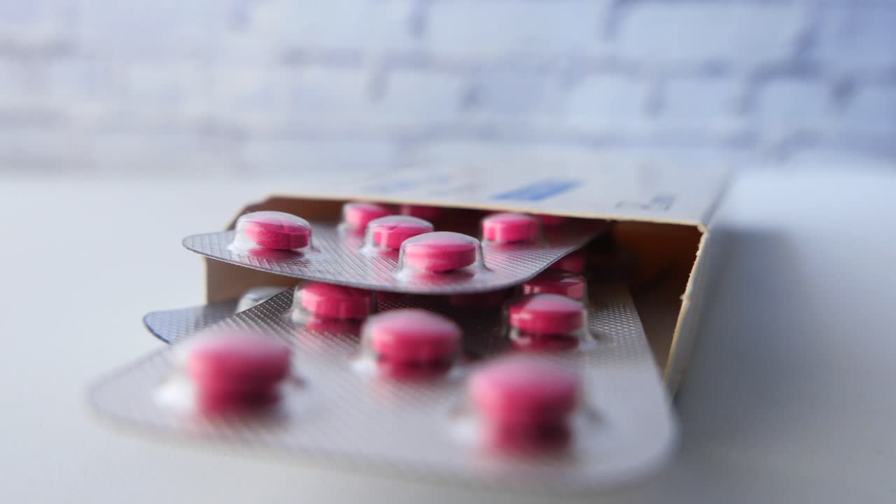 pastillas rosadas en envases de blister
