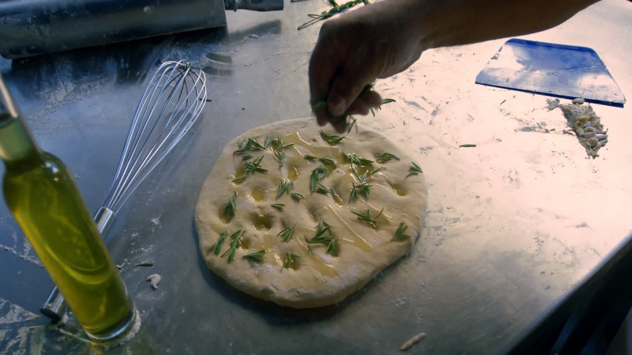 cocinero preparando pizza en una cocina comercial 4k