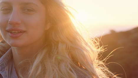 Porträt-Einer-Glücklichen-Frau,-Die-Lacht-Und-Spaß-Im-Sommerurlaub-Hat-Und-Den-Sonnenuntergang-Am-Meer-Mit-Windwehenden-Haaren-Genießt