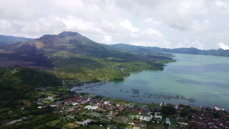 Aussicht-Auf-Den-Mount-Batur-Und-Ländliche-Dörfer-An-Der-Küste-Während-Der-Frühen-Morgensonne-In-Bali,-Indonesien