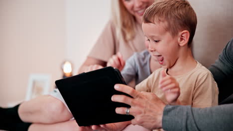 Eltern,-Kinder-Und-Selfie-Auf-Dem-Tablet