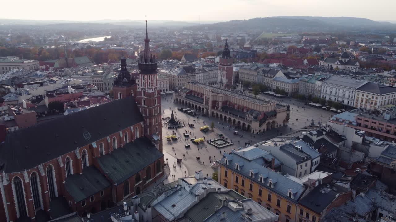 Flyfoto av Hovedtorget med Mariakirken, Adam Mickiewicz-monumentet, Sukiennice og Rådhustårnet i Krakow, Polen
