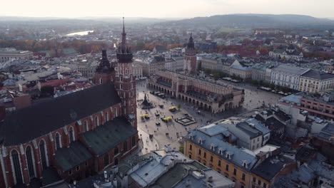 Luftaufnahme-Des-Hauptmarktplatzes-Mit-Der-Marienbasilika,-Dem-Adam-Mickiewicz-Denkmal,-Der-Tuchhalle-Und-Dem-Rathausturm-In-Krakau,-Polen