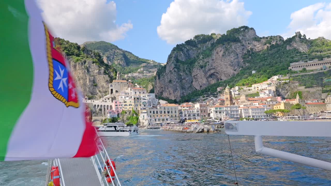 아말피 시를 떠나는 페리