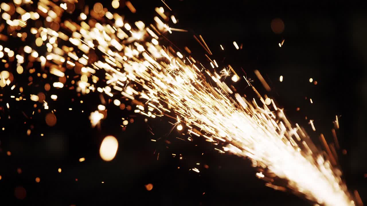 soldador que utiliza una sierra circular eléctrica