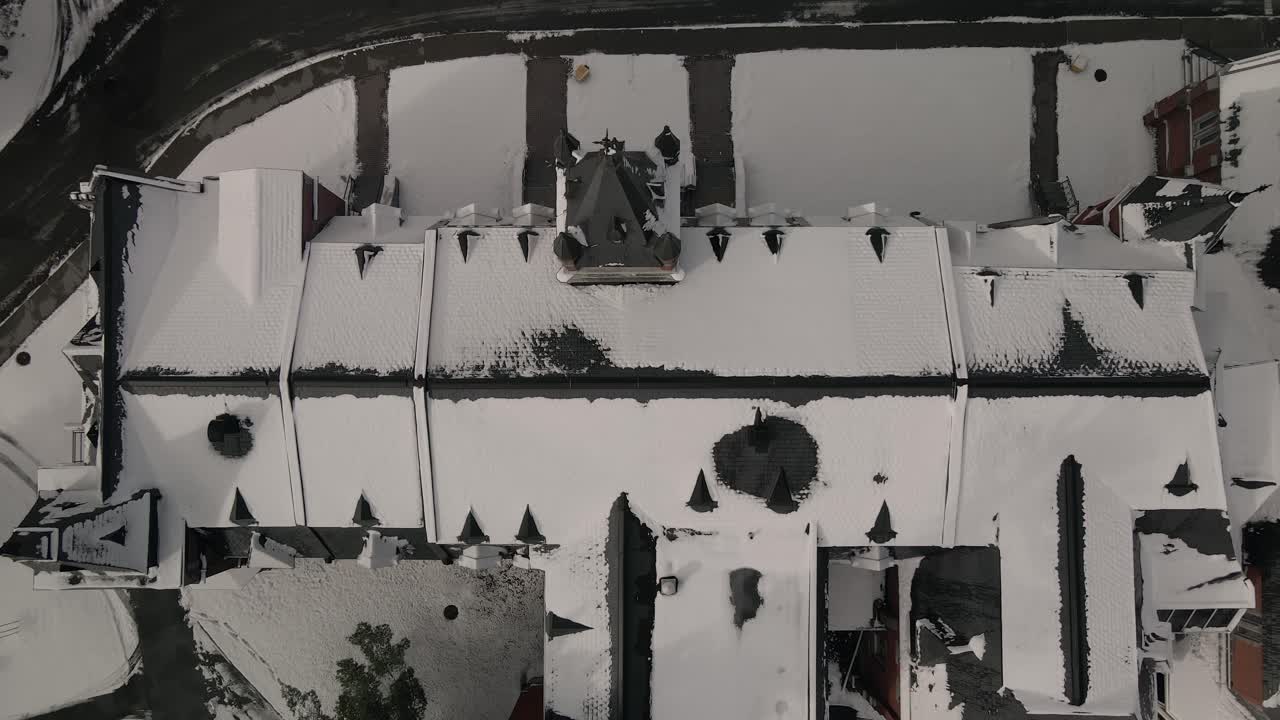 주교 대학 mcgreer 홀의 상위 뷰, 겨울에 눈으로 덮인 지붕 - sherbrooke, 퀘벡 - 드론 풀백