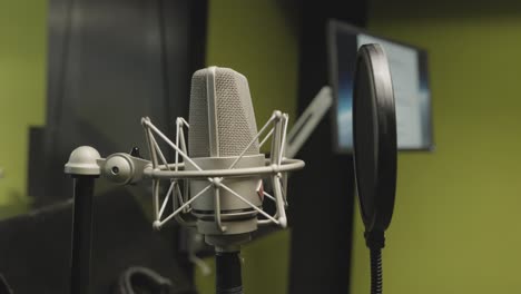 micrófono profesional en estudio local, vista de órbita cercana