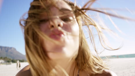 Hermosa-Joven-Brasileña-Tomando-Selfie-En-La-Playa-Al-Atardecer