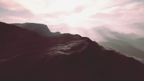 Wüstenlandschaft-Des-Pamir-Gebirges-Im-Nebel