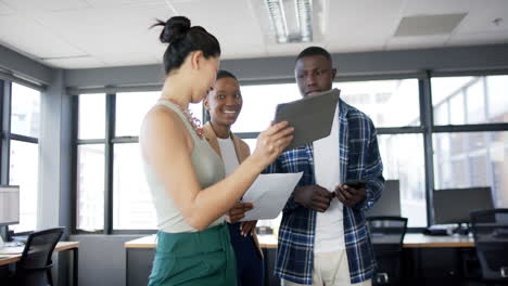 Diversos-Empresarios-Hablando-Y-Trabajando-Juntos-En-La-Oficina,-Cámara-Lenta,-Espacio-De-Copia