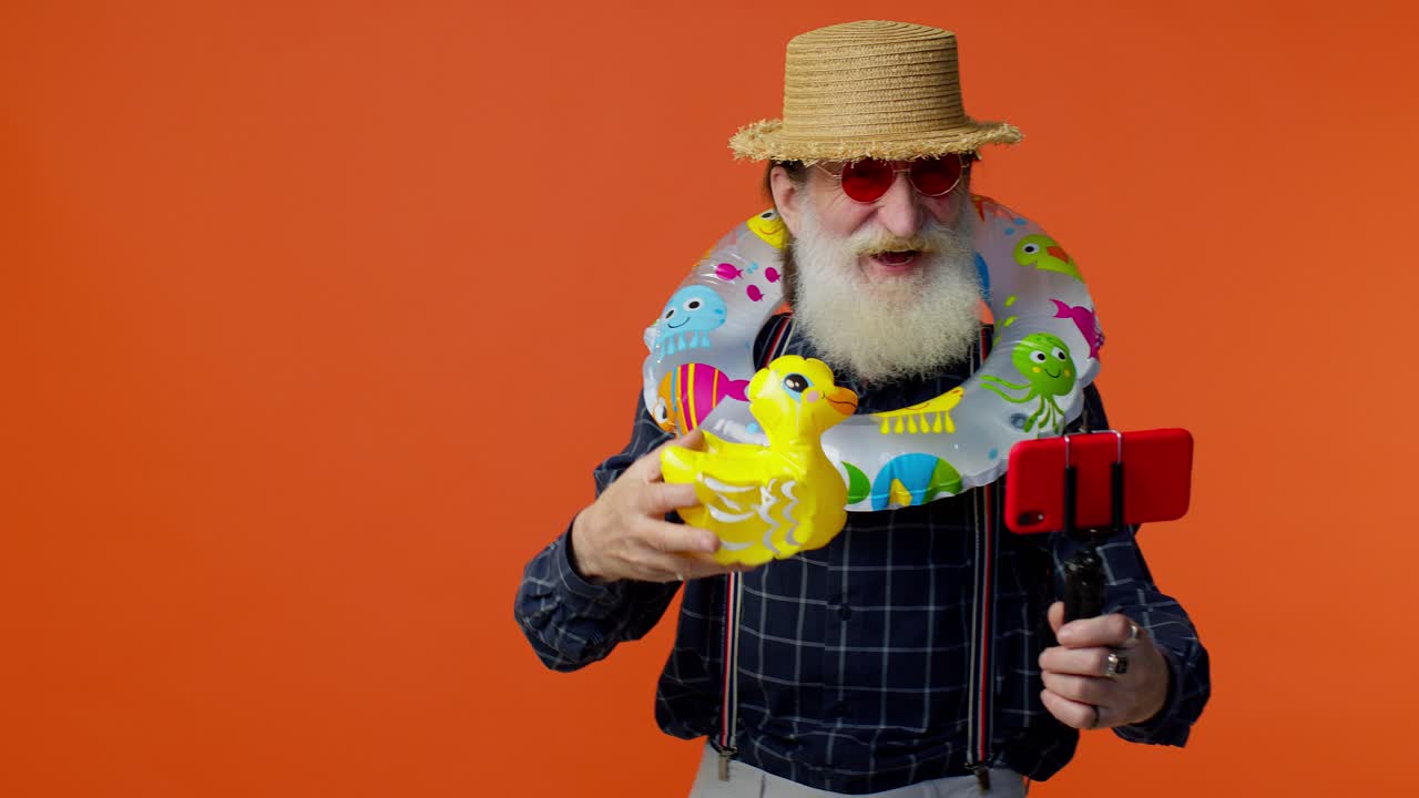 blogger viajero abuelo maduro con gafas de sol, tomando selfies en el teléfono móvil, llamada de video en línea