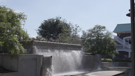 Empuje-Hacia-Una-Fuente-De-La-Ciudad-En-Louisville,-Kentucky-En-Un-Hermoso-Día-De-Verano