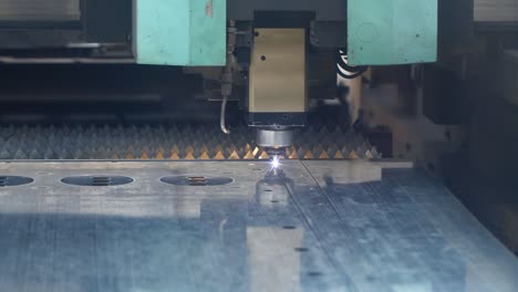 cnc fiber laser cutting machine cutting sheet metal plate with sparking light