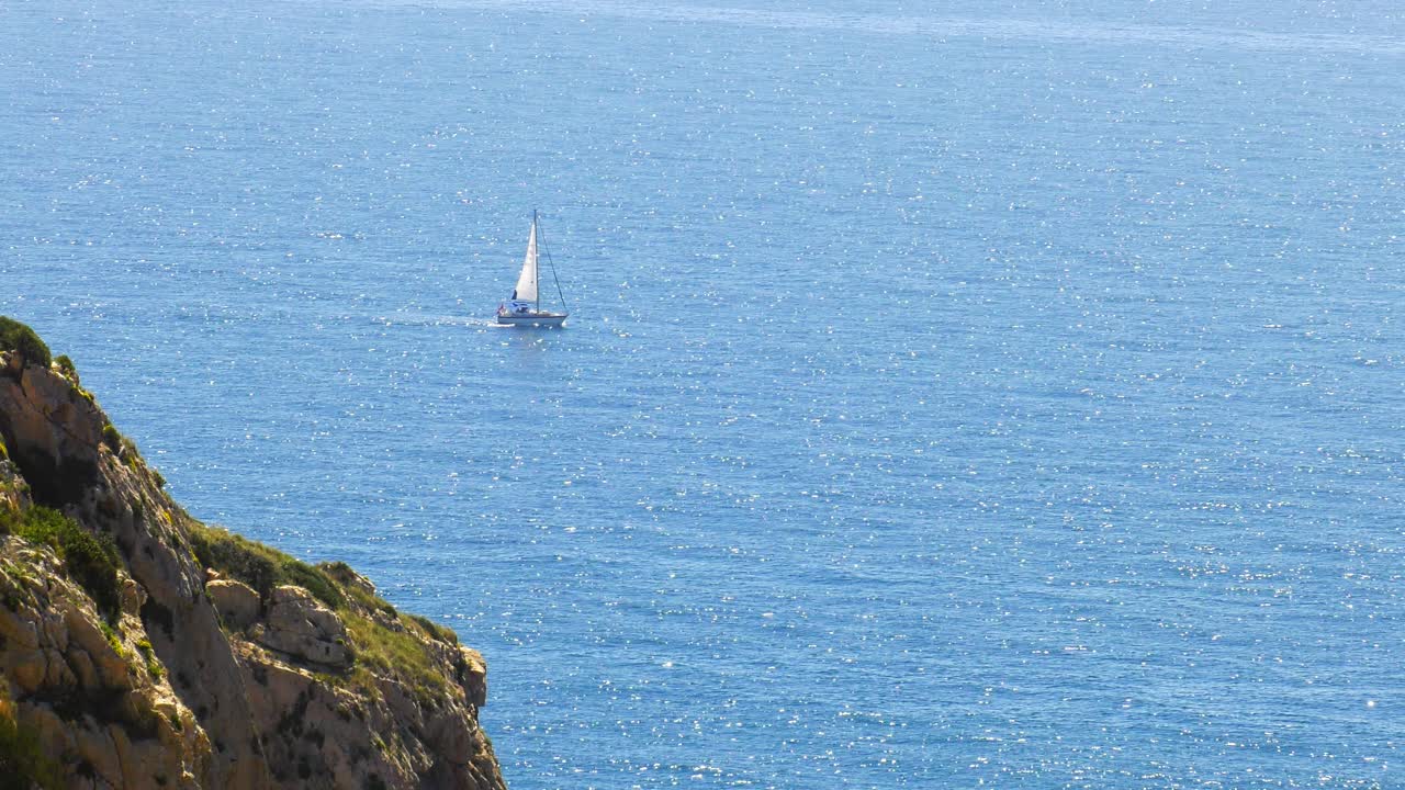 바다 절벽 전경, 슬로우 모션 넓은 푸른 바다에 범선