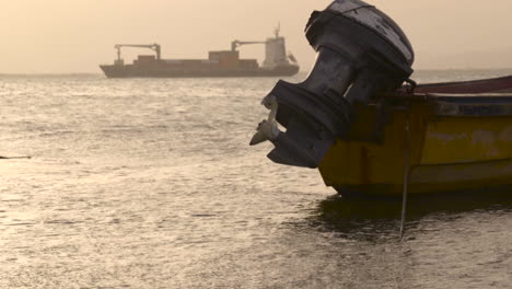 Altes-Fischerboot-In-Port-Royal-Mit-Containerschiff-Im-Hintergrund