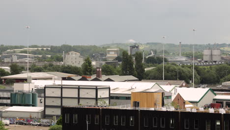 lapso de tiempo del sitio industrial en leeds en día nublado