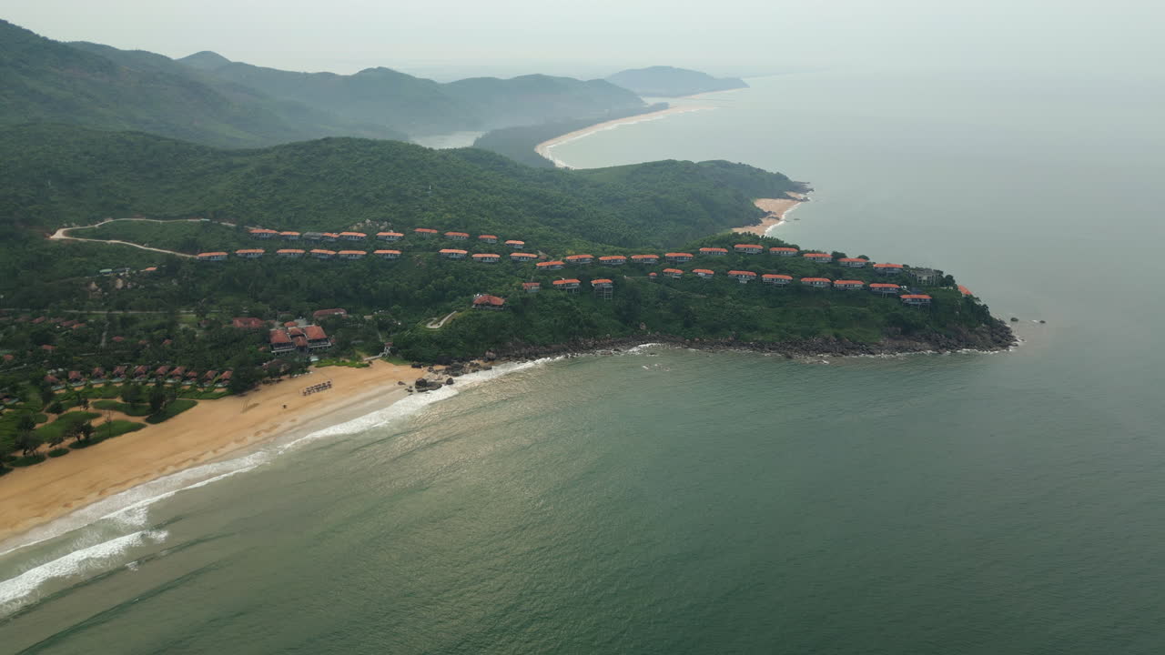 exuberante selva cubierta península en la bahía de chan may vietnam con lujosas villas de vacaciones