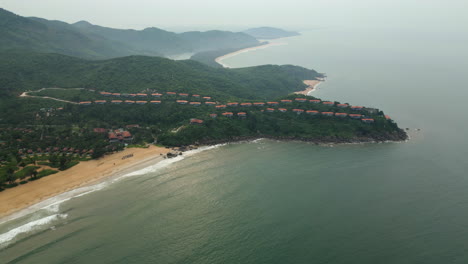 üppige,-Dschungelbedeckte-Halbinsel-In-Chan-May-Bay,-Vietnam-Mit-Luxuriösen-Ferienvillen