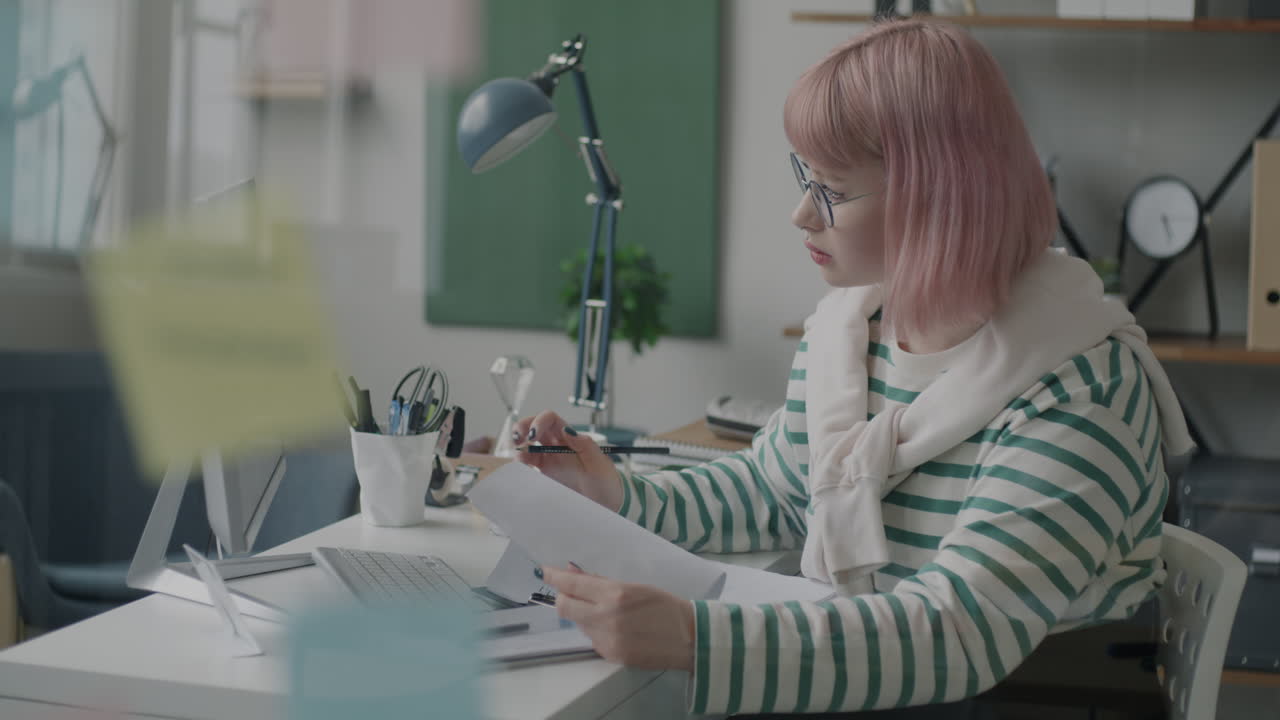 женщина, работающая за столом