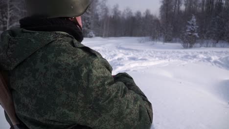 soldado ruso en el bosque de invierno