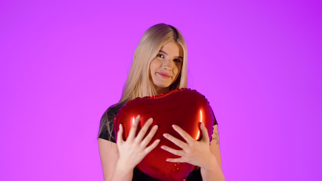 누군가가 여자에게 자신의 마음을 준다는 개념, 사랑으로 포옹하는, 스튜디오 촬영