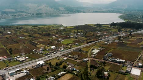 Paisaje-De-Cultivos-En-El-Fondo-Del-Volcán-Imbabura-En-La-Provincia-De-Imbabura,-Ecuador