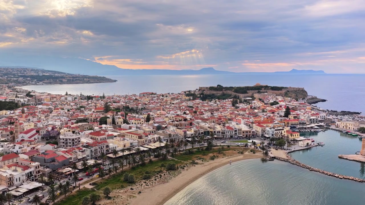 Vista aerea con drone del centro storico e della Fortezza veneziana sul suo promontorio sopra il porto turistico, Rethymno, Grecia