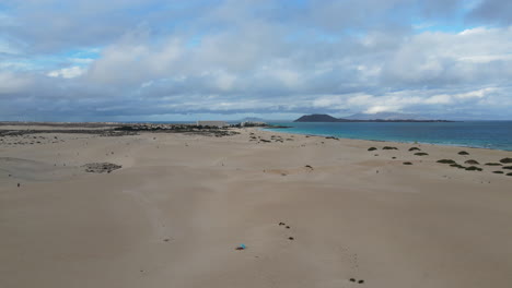 Drone-aerial-view-of-the-sand-dunes-at-Corralejo-Beach-in-Fuerteventura,-Canary-Island,-Spain