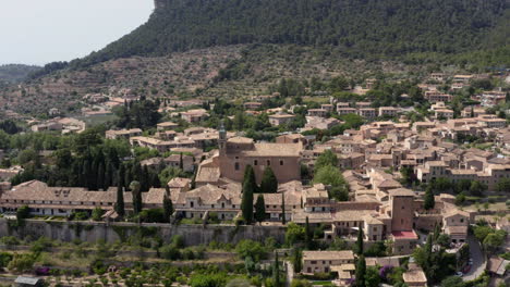 Cartuja-Real-De-Valldemossa-Con-Pueblo-Histórico-Alrededor.